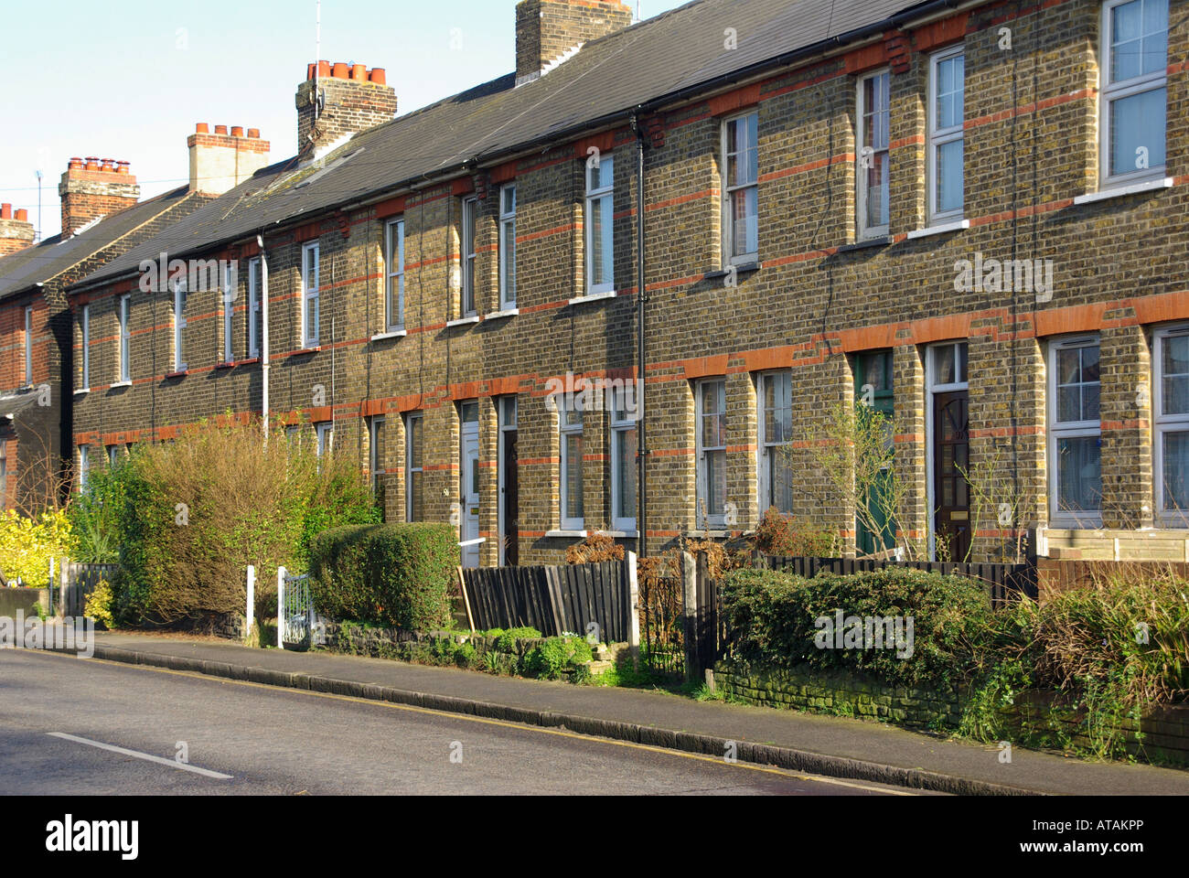 Ancien logement en terrasse avec petit jardin à l'avant avec feux de restriction de stationnement Banque D'Images