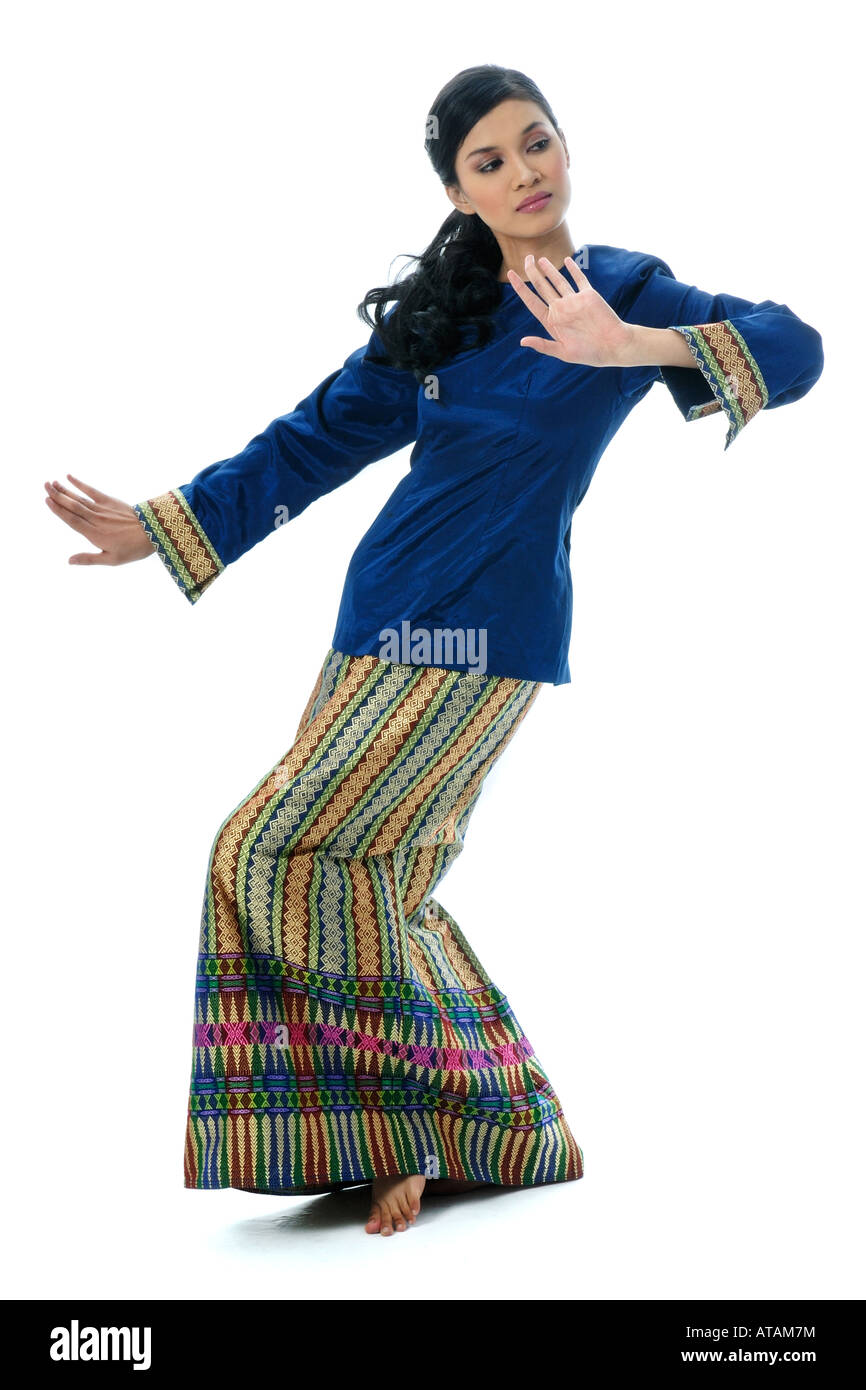 Fille de Malaisie avec danseur moderne Kurung usure et batik. Banque D'Images