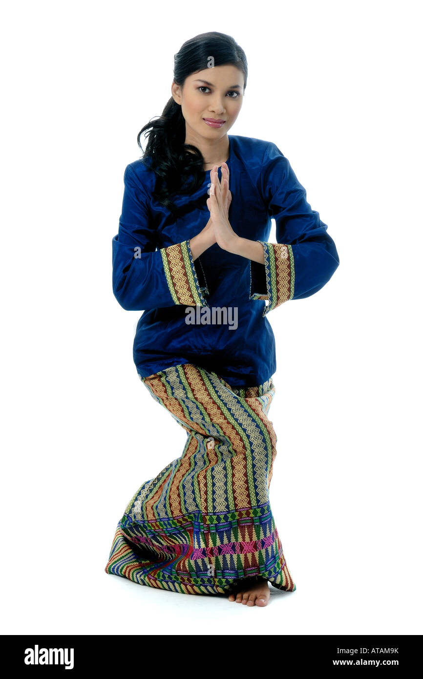 Fille de Malaisie avec danseur moderne Kurung usure et batik. Banque D'Images