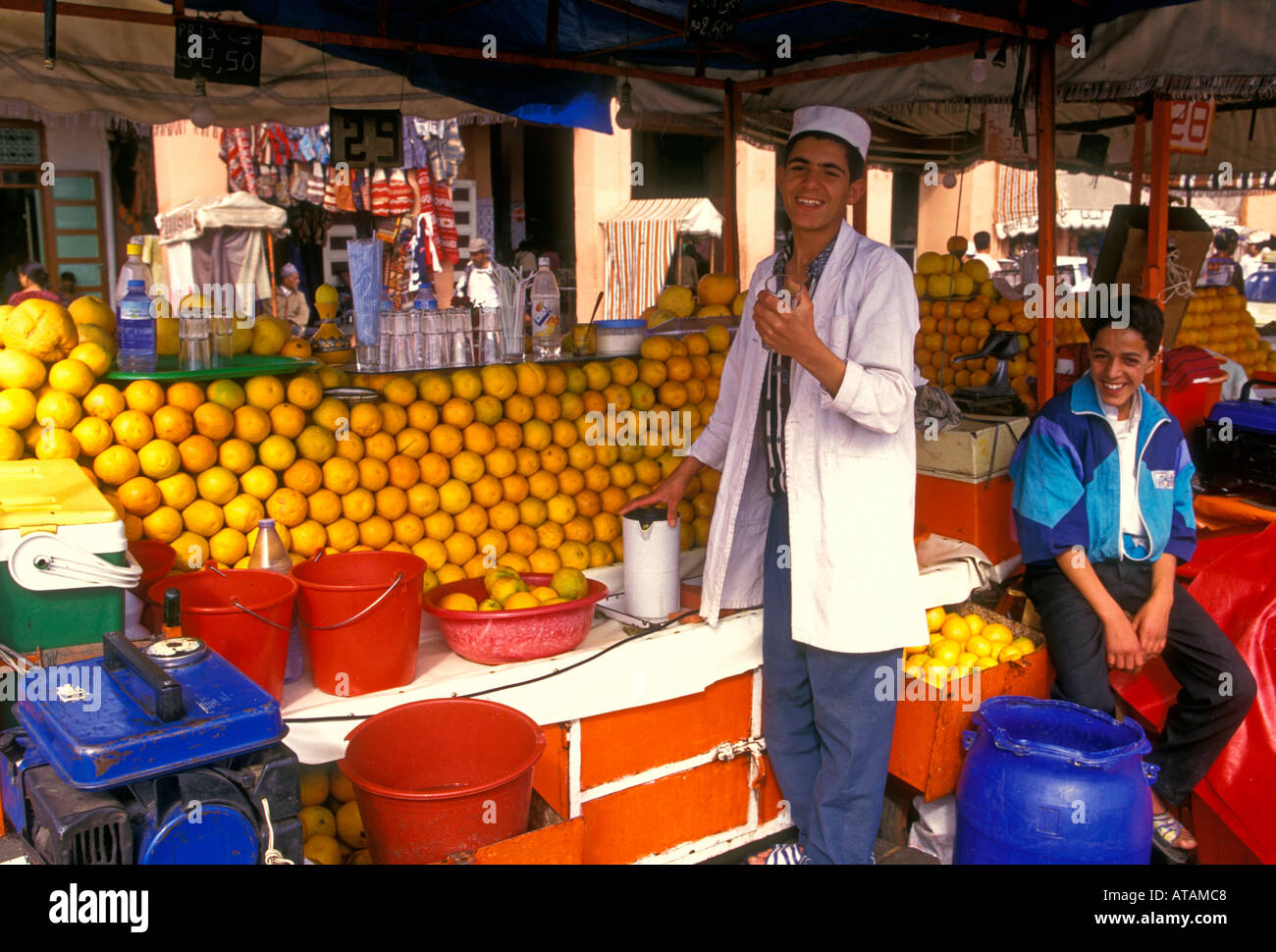 Peuple Marocain personne les hommes adolescents garçons Place Djemaa el Fna Marrakech Marrakech Province Afrique Maroc Banque D'Images