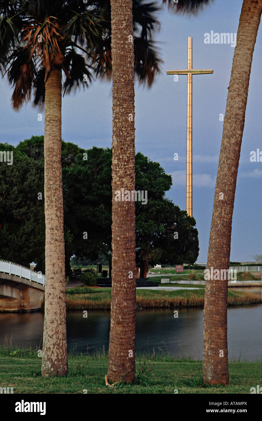 Grande croix près de l'emplacement de la Mission Nombre de Dios à St Augustine en Floride USA Banque D'Images