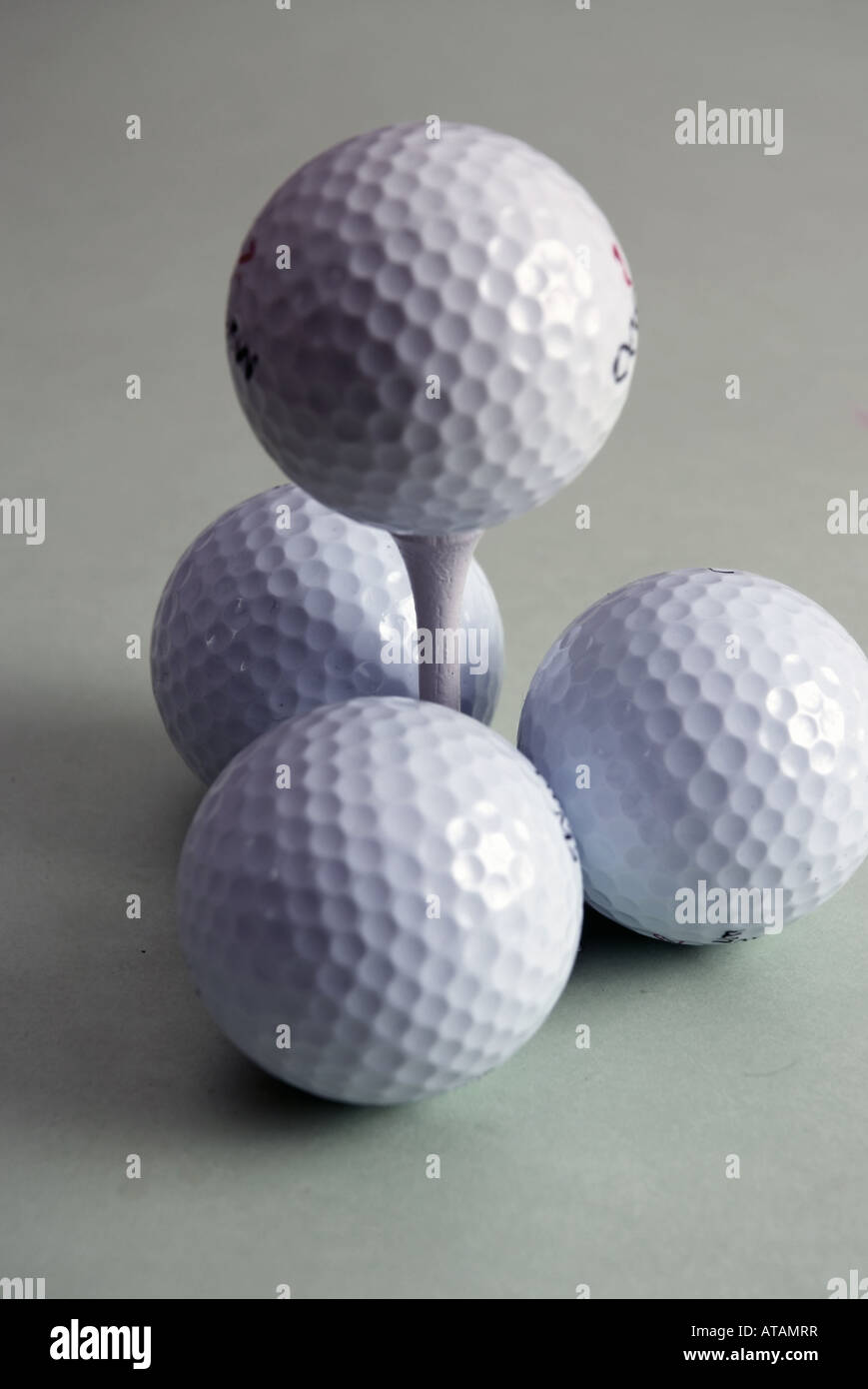 4 Golfbälle auf einem von tee, trois golfballs et un un un raccord en t Banque D'Images