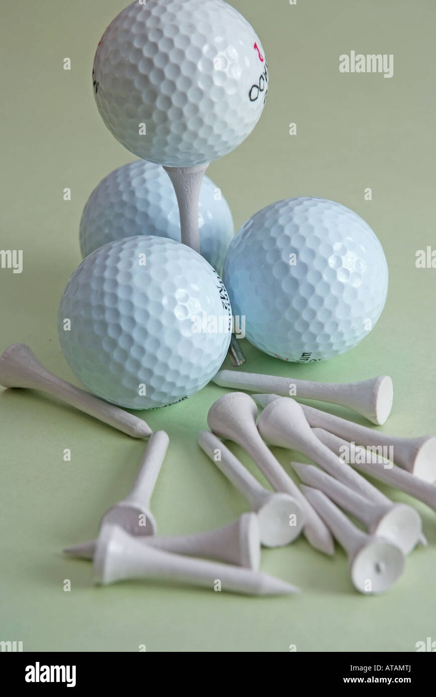 3 golfbaelle und ts trois golfballs et tees Banque D'Images