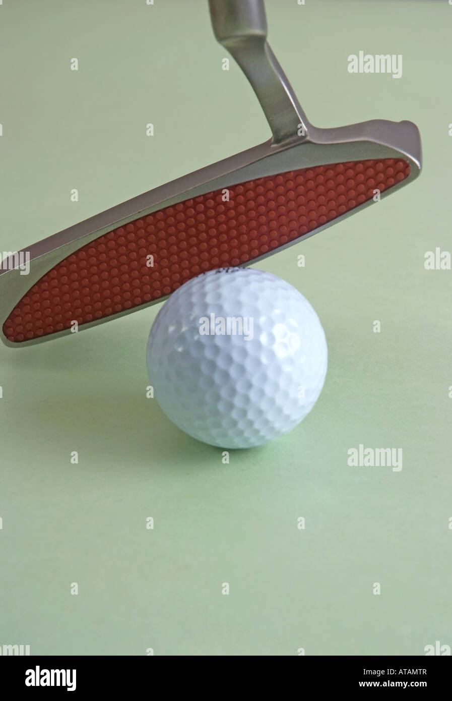 Balle de Golf avec Putter and Golfball mit Putter Banque D'Images