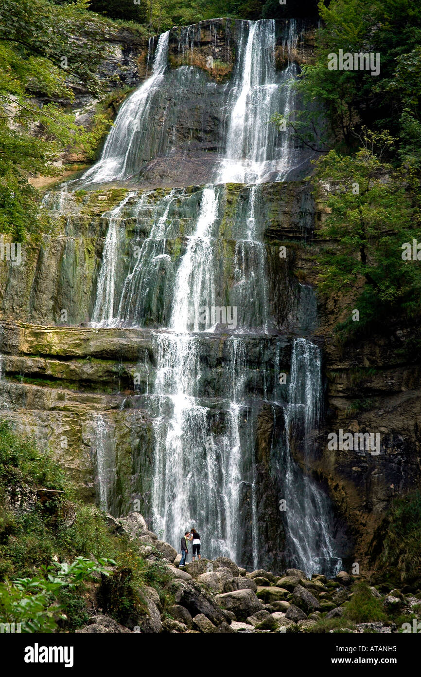 Au Cascades de hérisson, une série de cascades en France's Jura, l'eventail, ou ventilateur, falls 65-m dans des pas de géant Banque D'Images Au Cascades de hérisson, une série de cascades en France's Jura, l'eventail, ou ventilateur, falls 65-m dans des pas de géant Banque D'Images