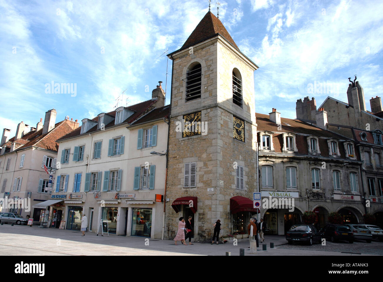 Dans la place principale, la Tour de l'Horloge L'horloge est l'emblème de la ville de Lons-le-Saunier, Capitale du Jura, France Banque D'Images