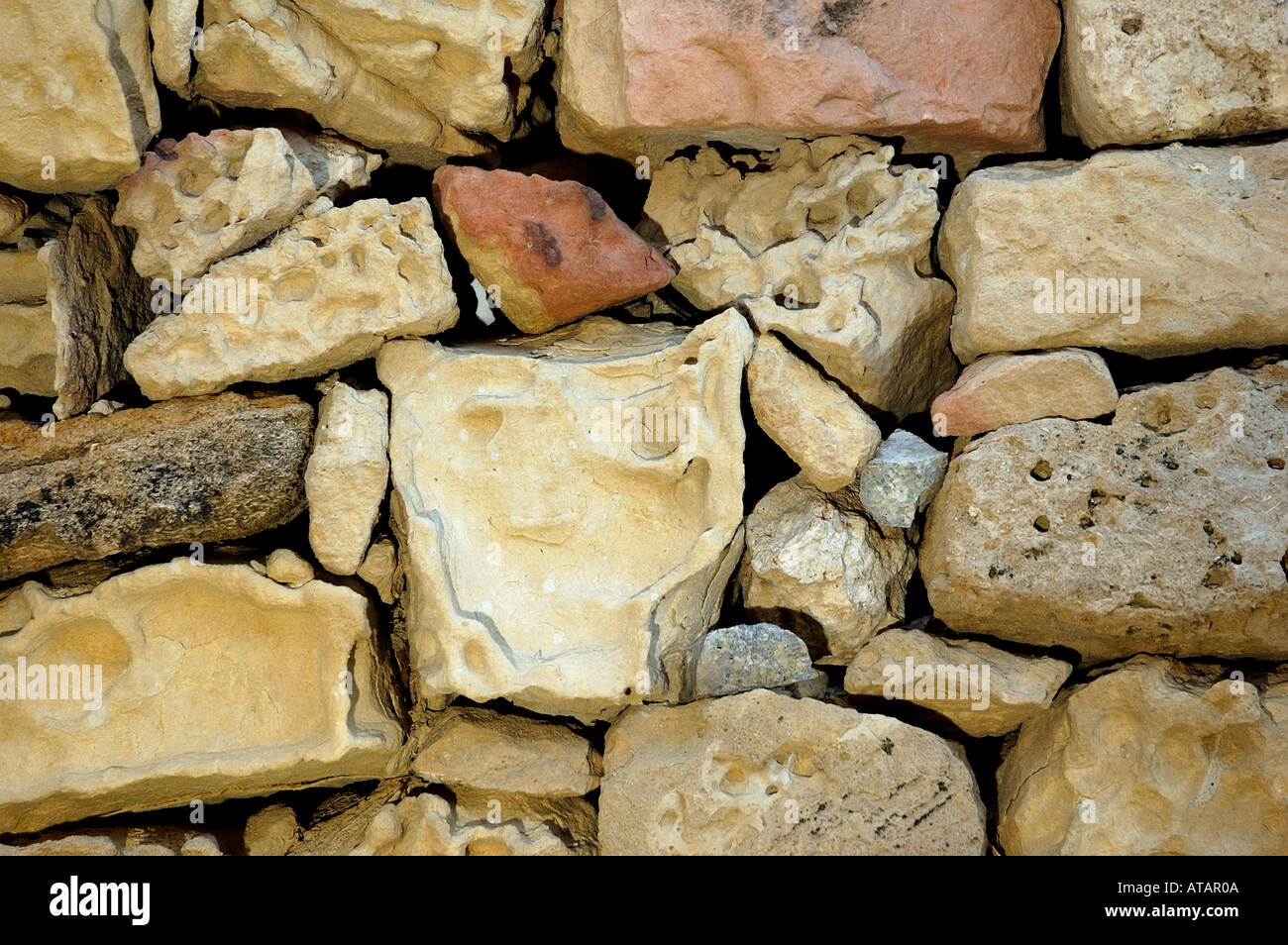 Mur de pierre de la Méditerranée avec des pierres de couleurs différentes, reflétant les différentes formations géologiques Banque D'Images