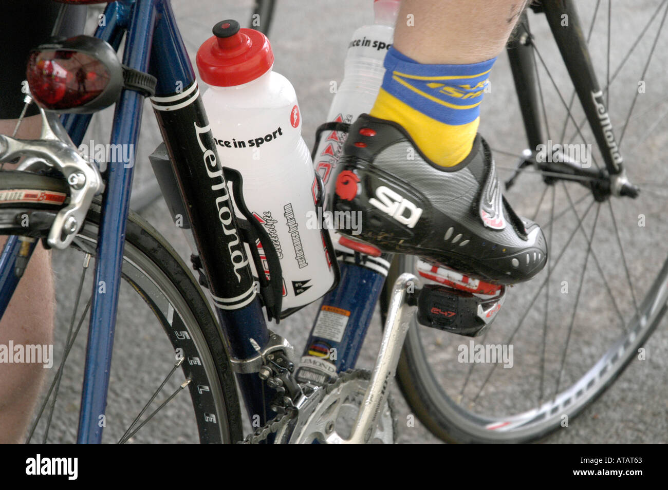 Les cyclistes pied prêt à l'off Banque D'Images