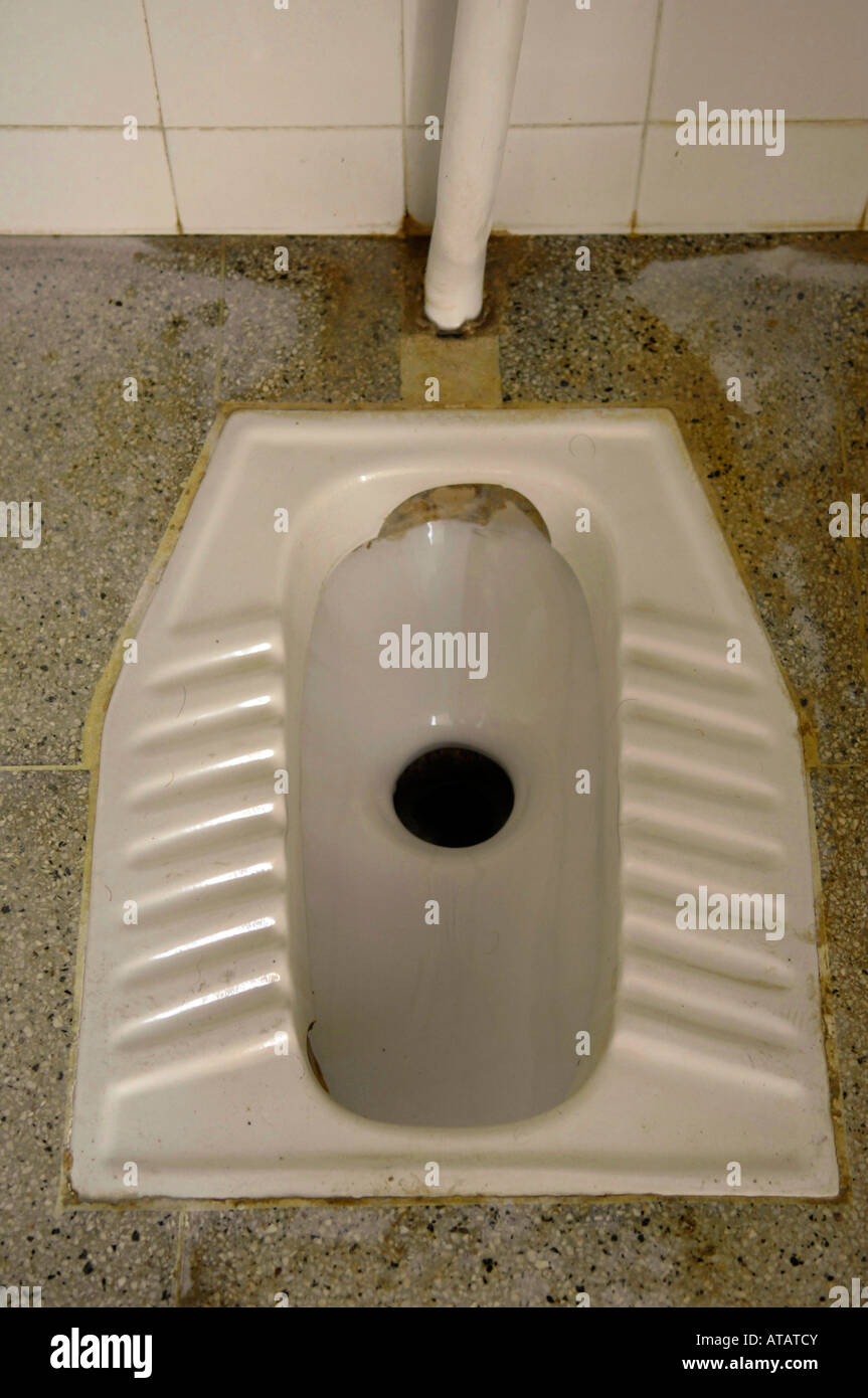 Trou dans le sol, toilettes wc latrines loo basic couleur couleur vertical  européenne méditerranéenne Photo Stock - Alamy