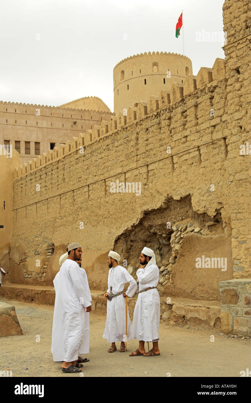 En dishdasha traditionnelle omanaise s'habiller laissant Ar Rustaq fort après la prière Oman Banque D'Images