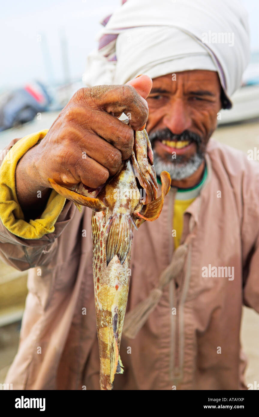 Pêcheur omanais holding up les captures à Oman Al Sawadi Beach Banque D'Images