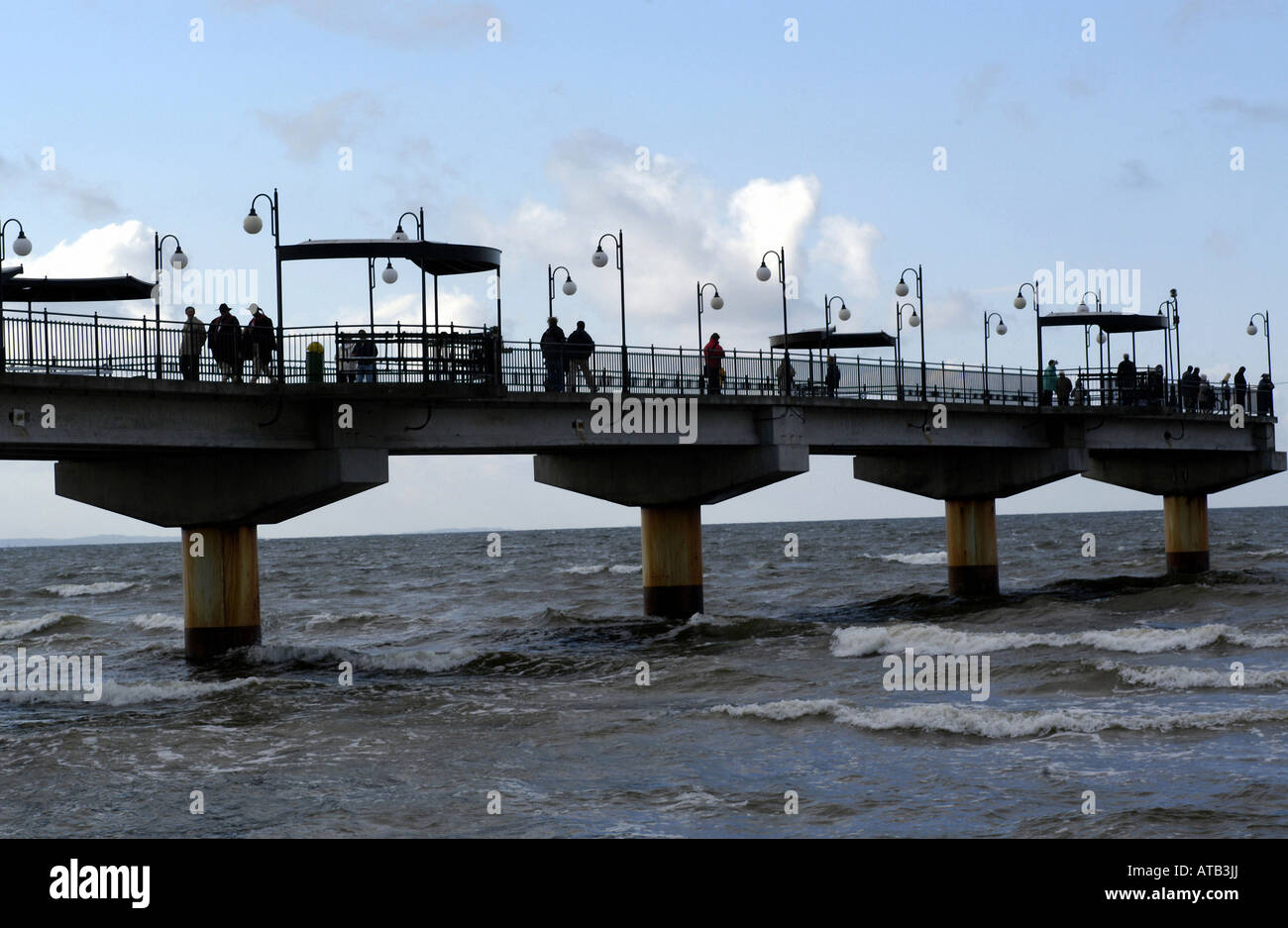 Une jetée à la côte de la mer Baltique à Miedzyzdroje, Pologne Banque D'Images