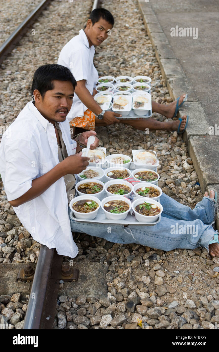 Vendeurs de nourriture sur la ligne de chemin de fer Hua Hin Thaïlande Banque D'Images