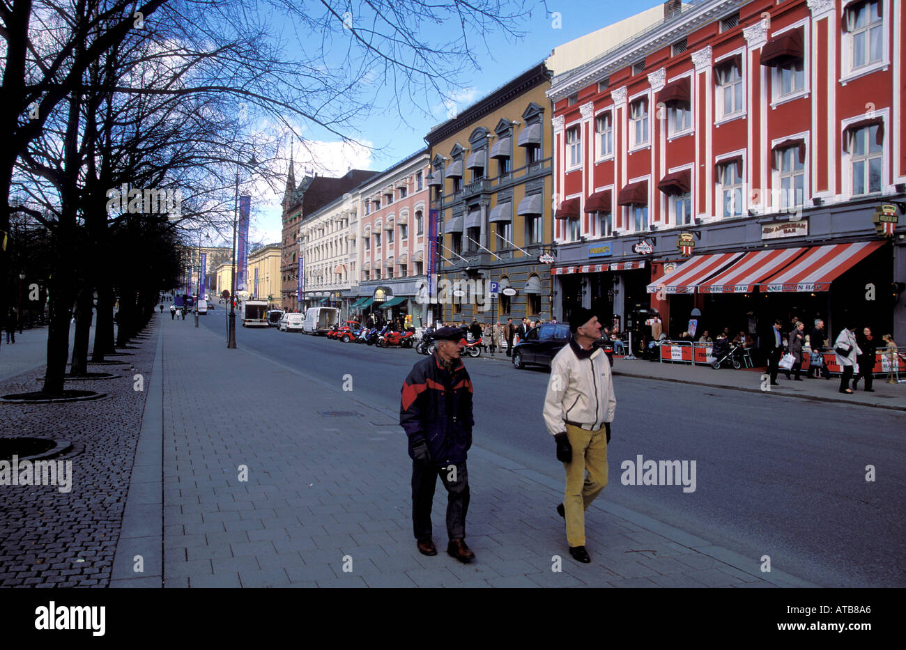 Karl Johans Gate Oslo s, rue principale pour que d'une centaine d'années, a fait remarquer pour ses maisons colorées restaurants cafés et magasins Banque D'Images