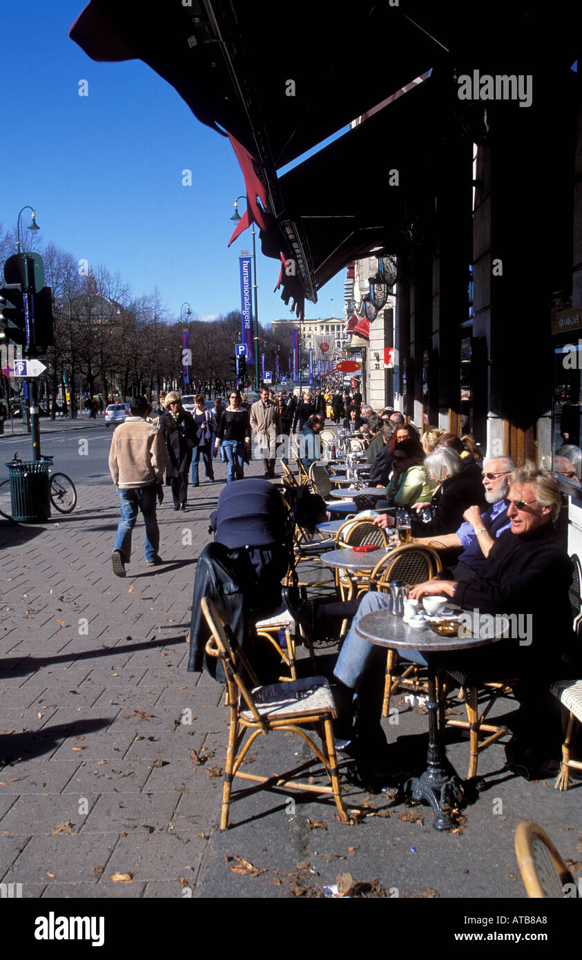 Karl Johans Gate Oslo s, rue principale pour que d'une centaine d'années, a fait remarquer pour ses maisons colorées restaurants cafés et magasins Banque D'Images