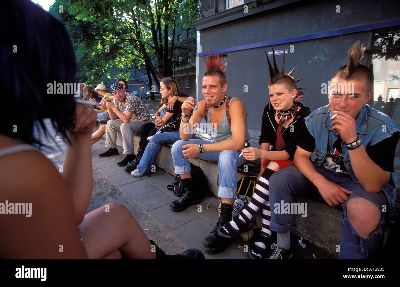 Les Punks assis à la vieille ville de Riga Lettonie Banque D'Images