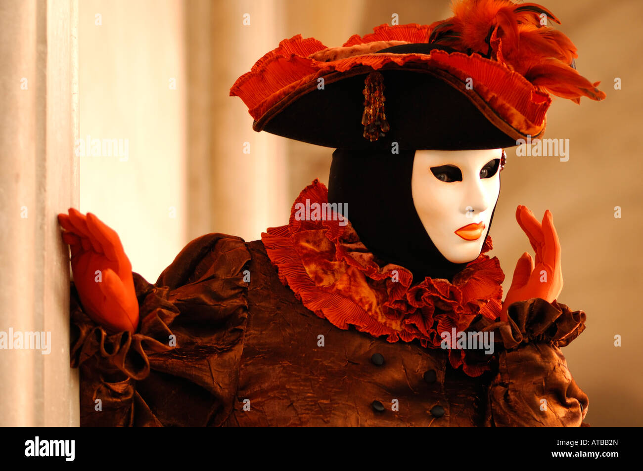 Carnaval de Venise masque blanc chapeau à plumes orange et marron orange ruff à l'costume Fête des masques de Venise Banque D'Images