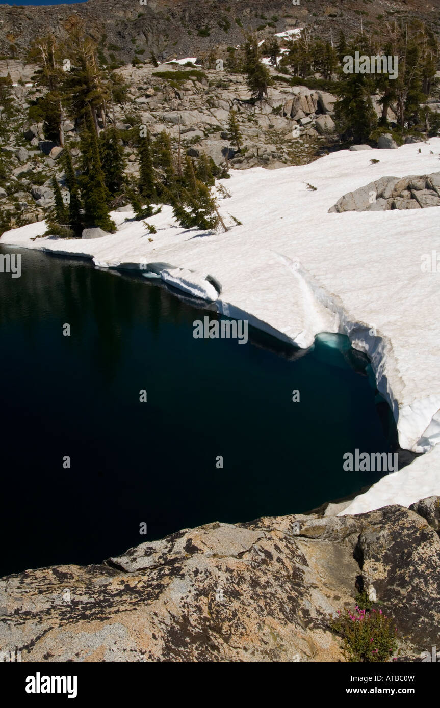 Le Conte du lac dans la région de haute montagne de la Désolation désert El Dorado National Forest en Californie Banque D'Images