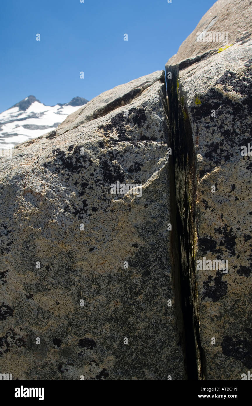 Fissure dans la roche de granit en raison d'altération mécanique Desolation Wilderness El Dorado National Forest en Californie Banque D'Images