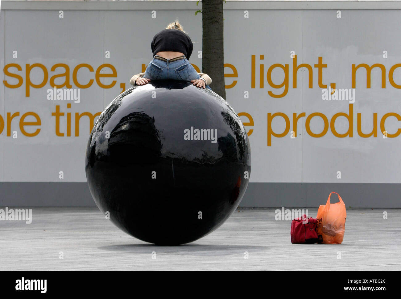 Girl sitting on big black ball à côté de City Hall Londres Photo Stock -  Alamy