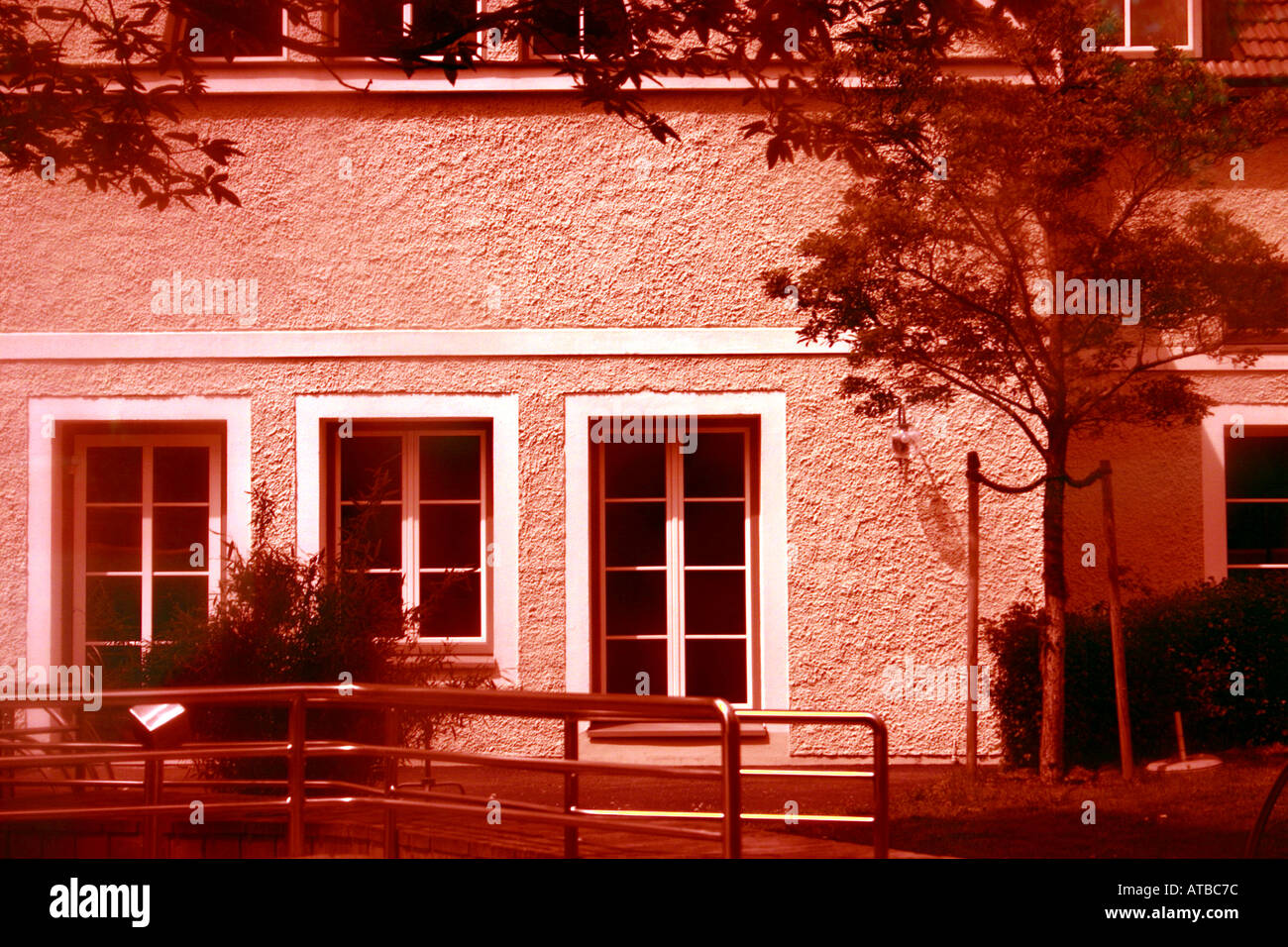 Maison vue à travers une perspective de couleur rose en Bavière Munich Allemagne Banque D'Images