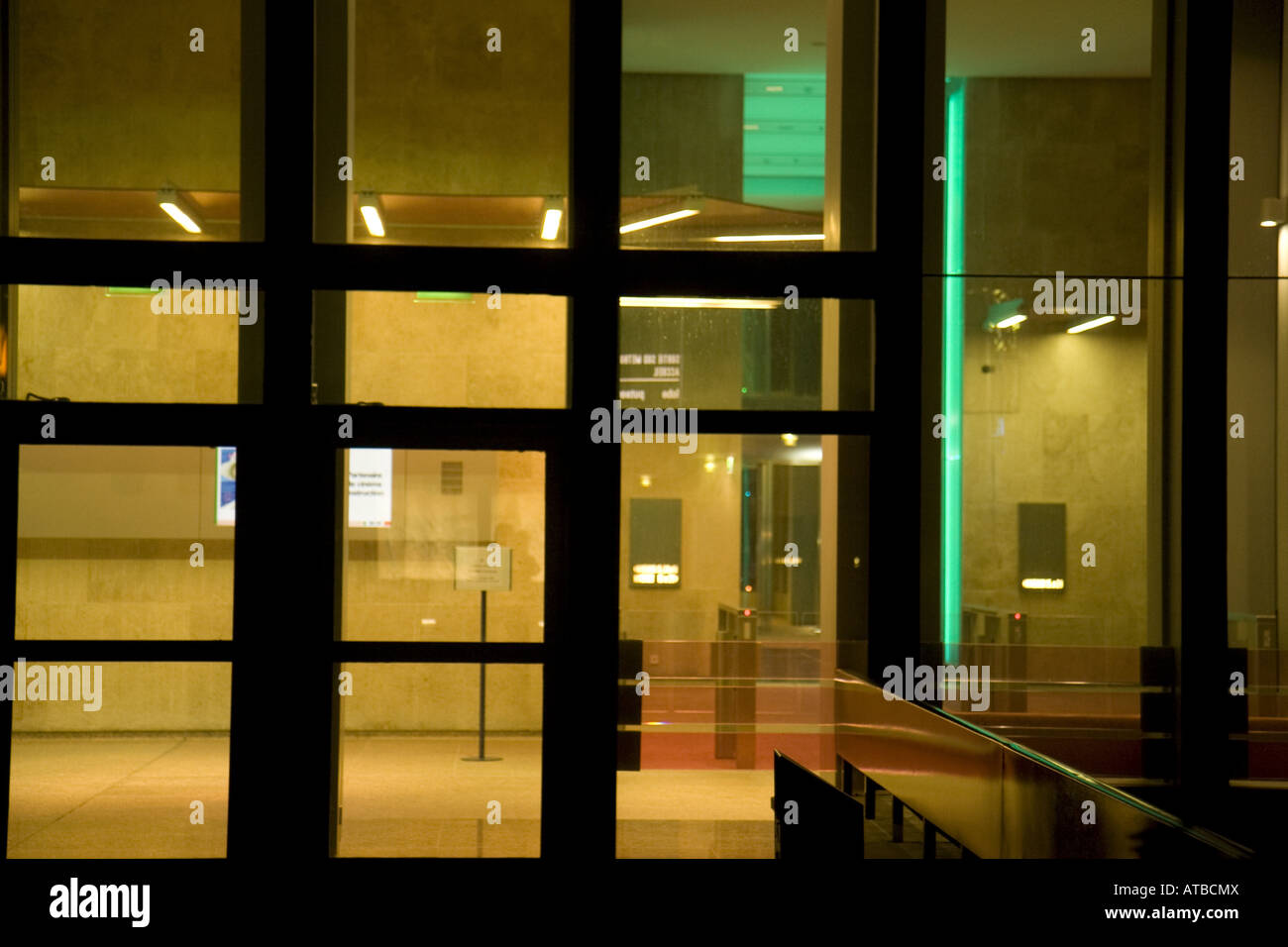 Vue de l'extérieur, dans le hall d'un immeuble de bureaux à La Défense, Paris, France Banque D'Images