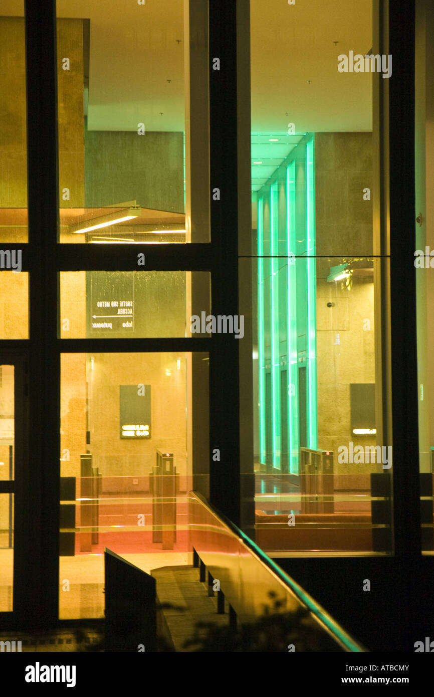 Vue de l'extérieur, dans le hall d'un immeuble de bureaux à La Défense, Paris, France Banque D'Images