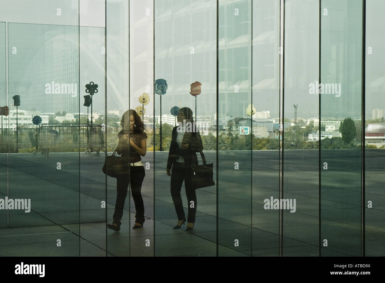 Des murs de verre de la terrasse de la grande arche à la défense, Paris,  France Photo Stock - Alamy