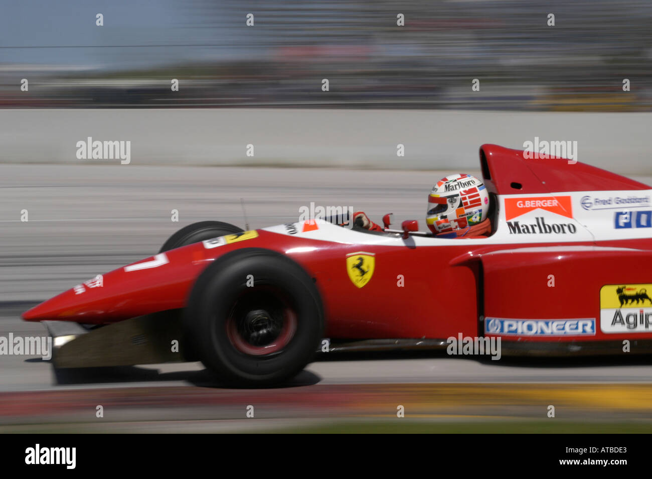 Les lecteurs français Brian a ex Gerhard Berger 1993 Ferrari voiture de Formule 1 à l'époque GT CONSTRUITE PAR Défi à Road America 2004 Banque D'Images