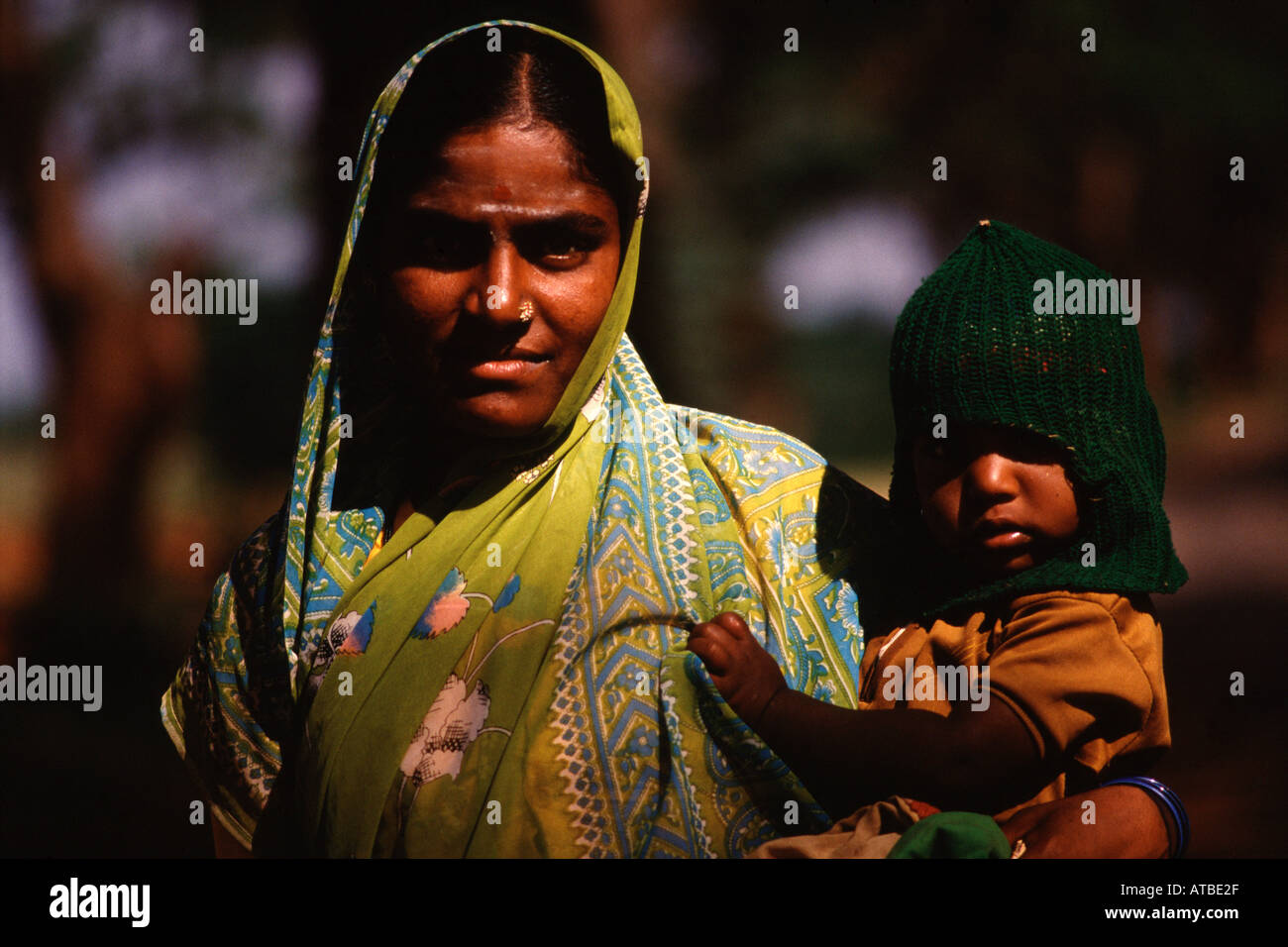Une mère et un enfant dans l'état du Karnataka en Inde New Delhi Banque D'Images