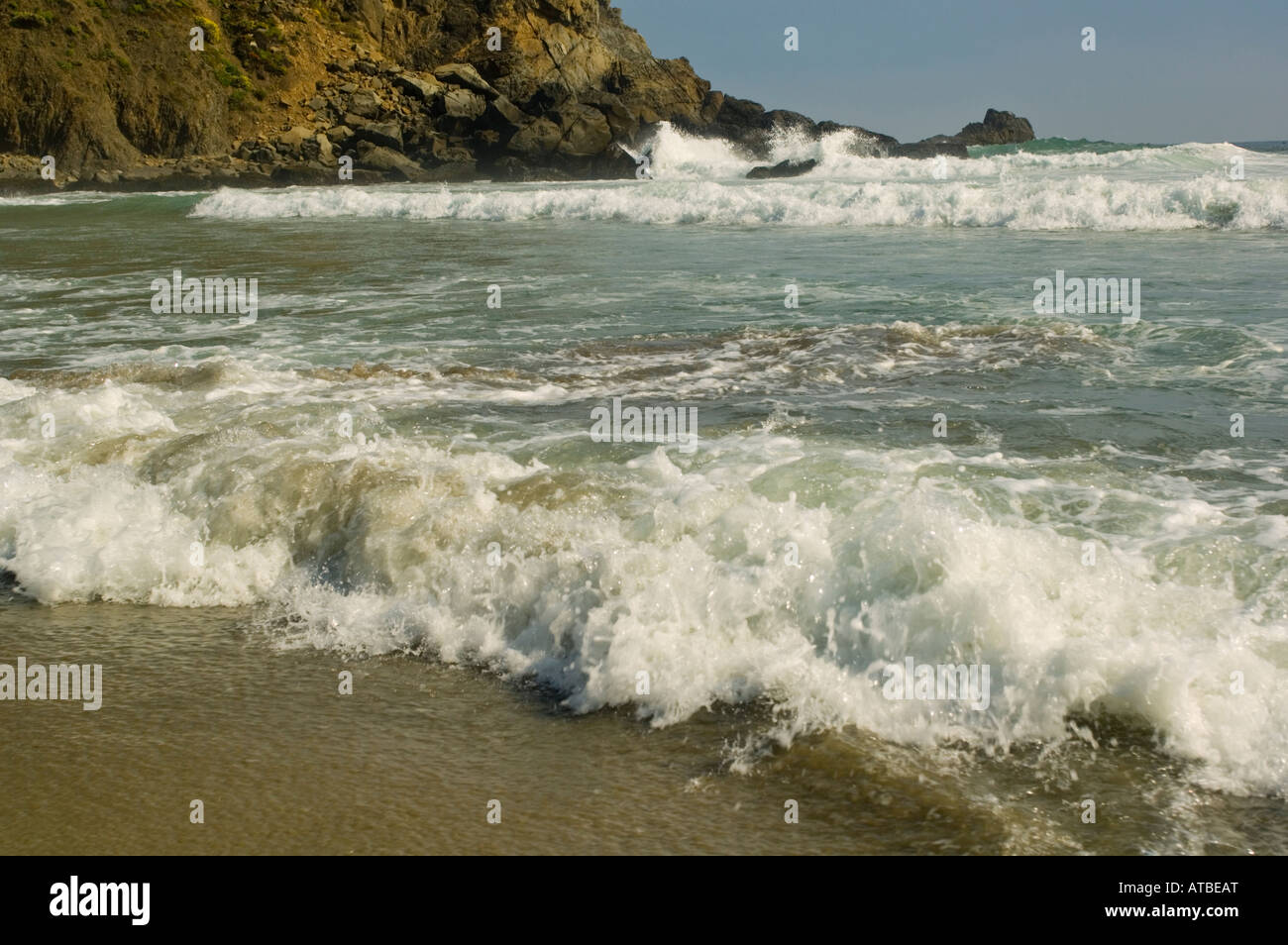 Ocean vagues se brisant sur le rivage à Pfeiffer Beach côte de Big Sur le comté de Monterey Californie Banque D'Images