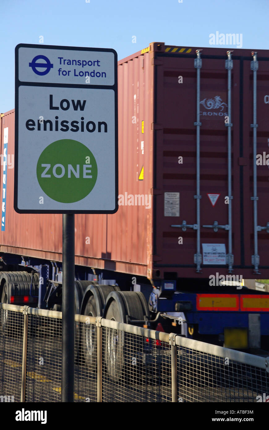 Camion conteneur véhicule signalisation routière restriction des limites des zones de faibles émissions point d'entrée Banque D'Images
