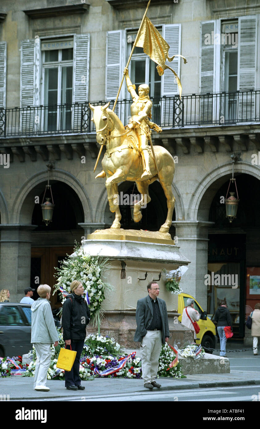 Statue de Jeanne d'Arc à la place des Pyamides à Paris France Banque D'Images