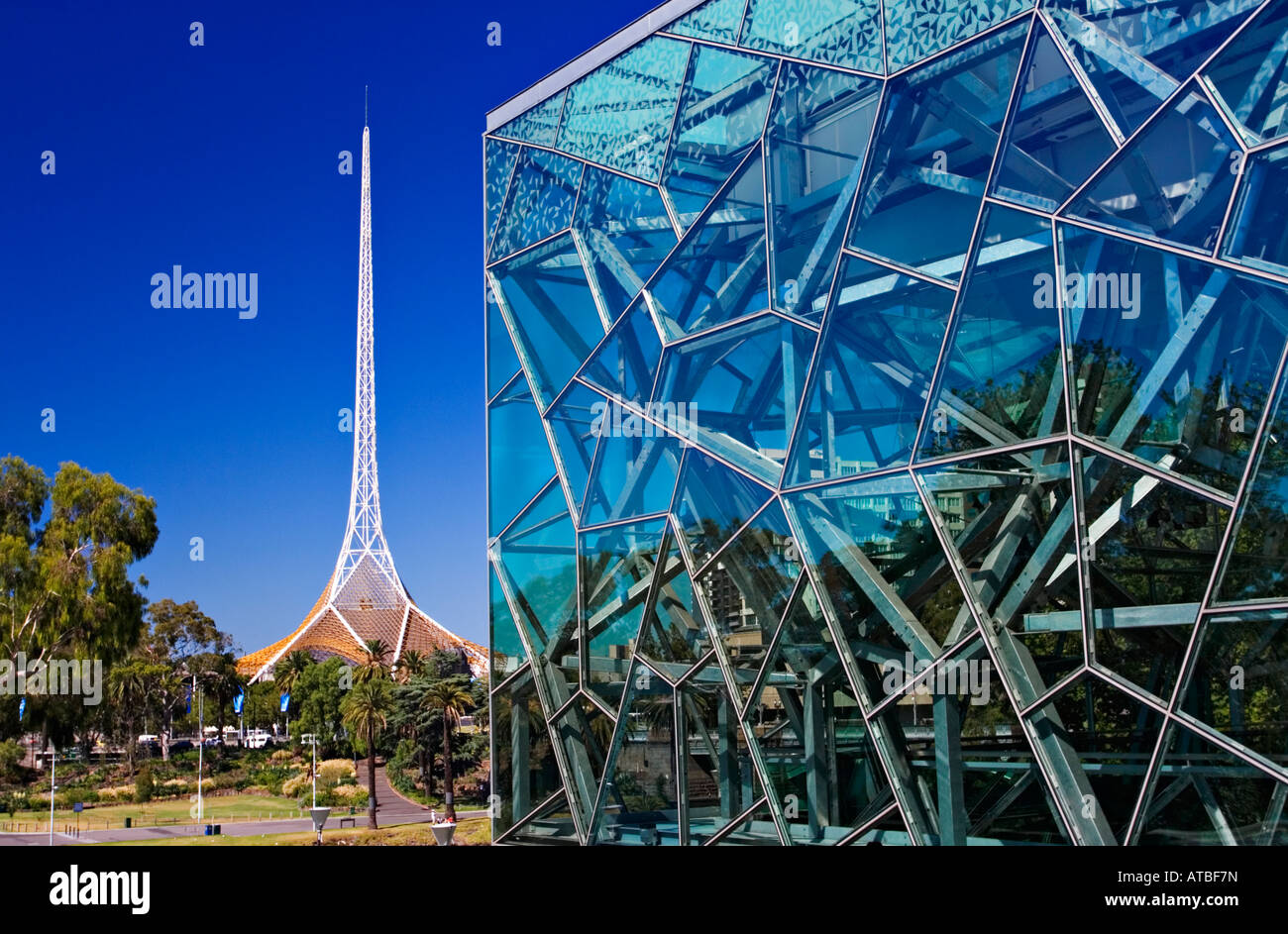 Scenic / Melbourne Melbourne landmarks,Federation Square Atrium (premier plan) et du Melbourne Arts Centre,à l'arrière-plan. Banque D'Images