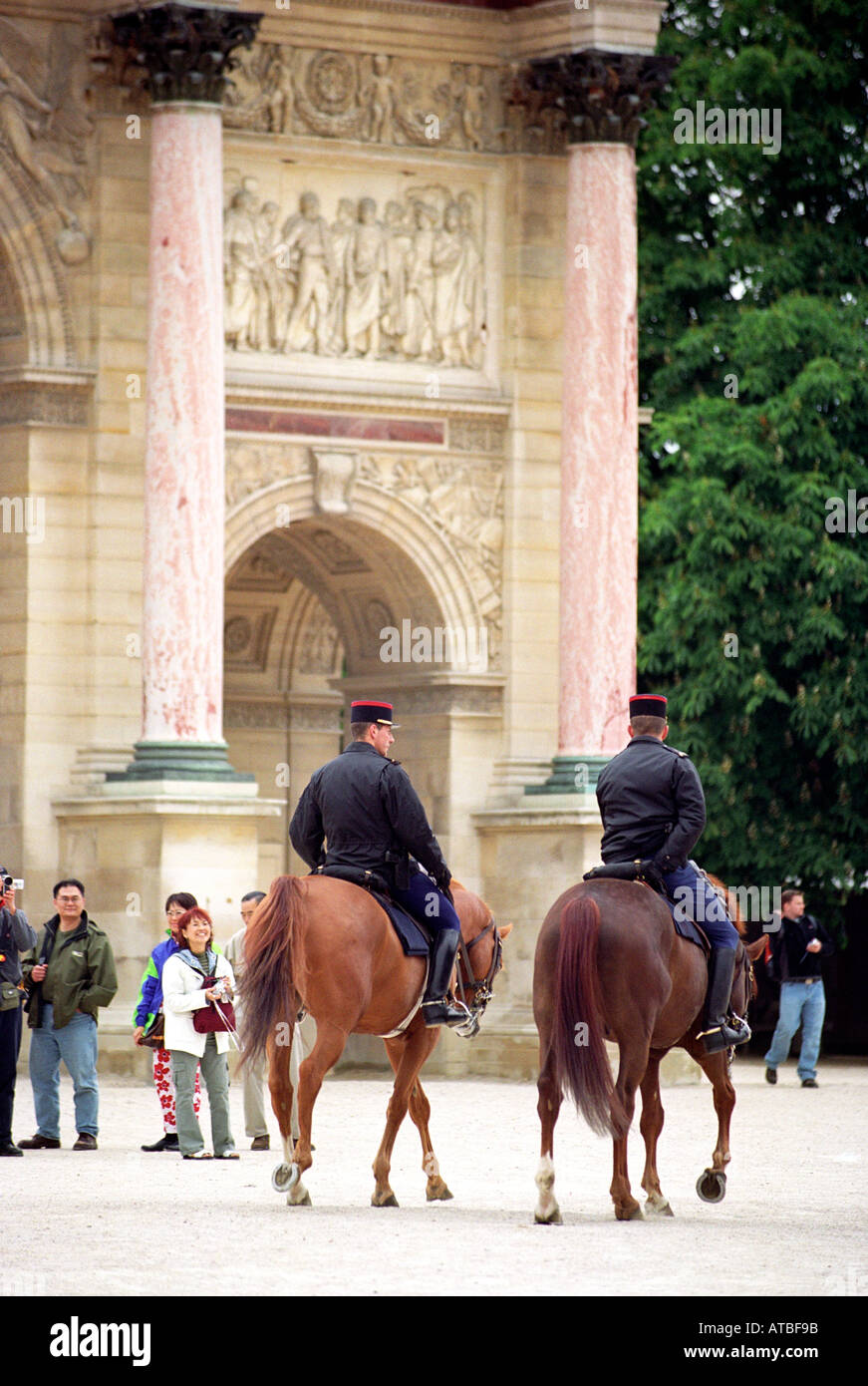 Canada ou les gendarmes en patrouille à Paris France Banque D'Images