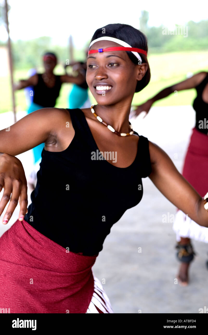 Rwanda dancing Banque de photographies et d’images à haute résolution ...