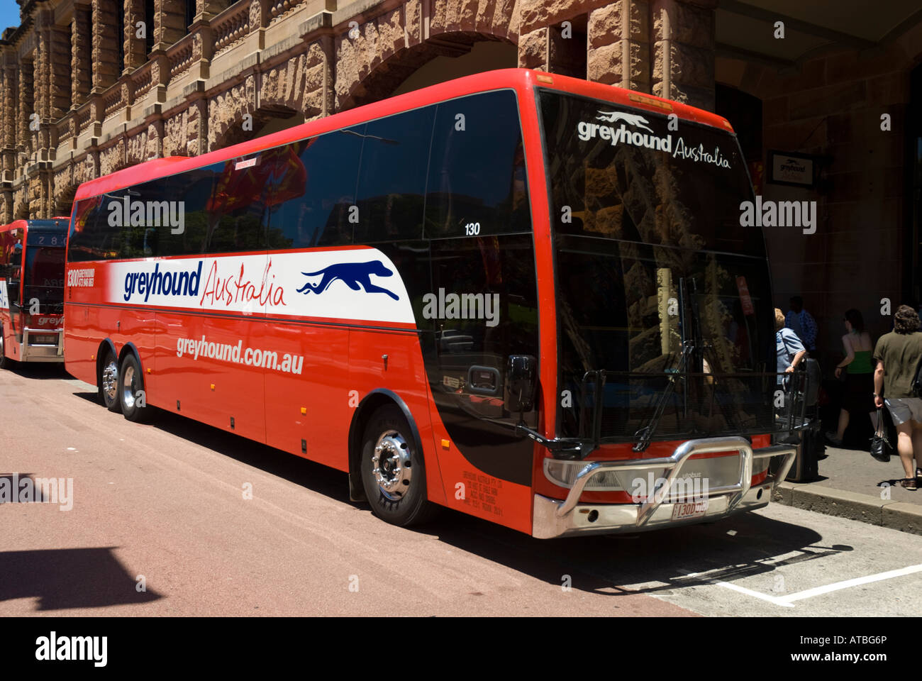 Rouge moderne Greyhound bus ou bus au terminus de son voyage. Autocars et autobus interurbains ; transports publics l'Australie, l'Australian Transport. Banque D'Images