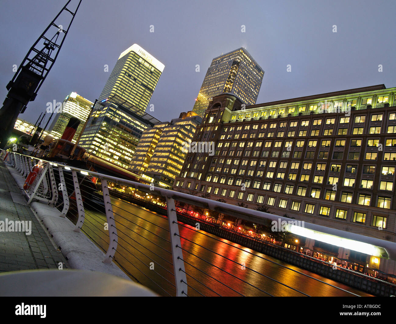 Les immeubles de bureaux et de réflexions sur l'eau quai Canary Wharf Docklands Londres la nuit Banque D'Images