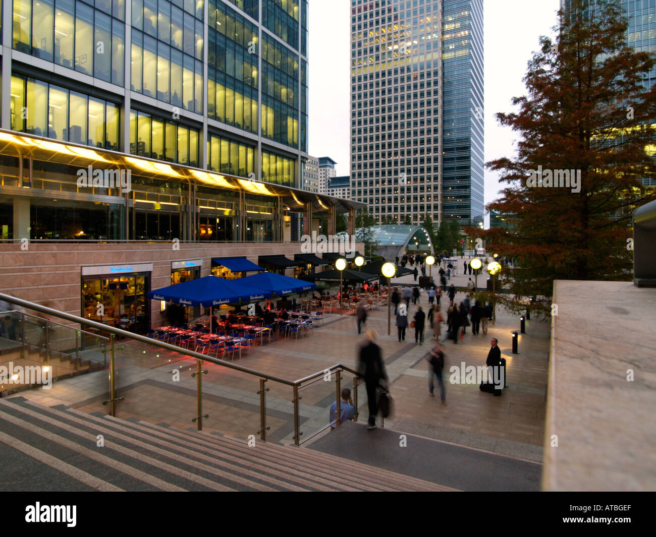 Les immeubles de bureaux les gens et de chaussée cafe à Docklands Canary Wharf London UK Banque D'Images