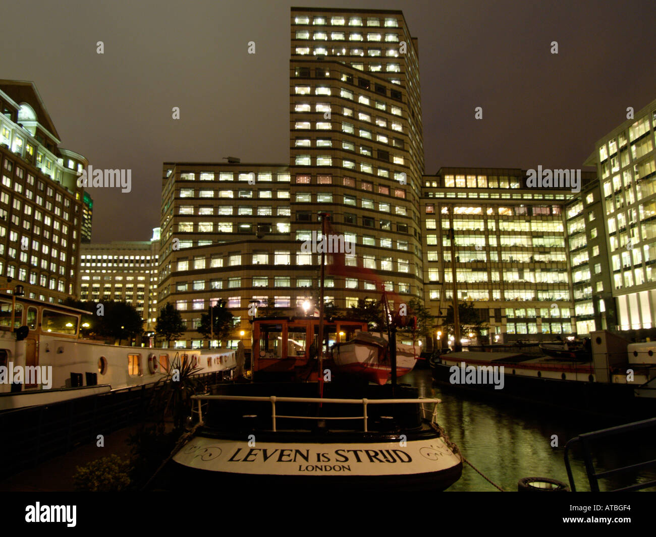 Les immeubles de bureaux et les bateaux Docklands Canary Wharf Londres UK leven is strijd signifie la vie est une lutte en langue néerlandaise Banque D'Images