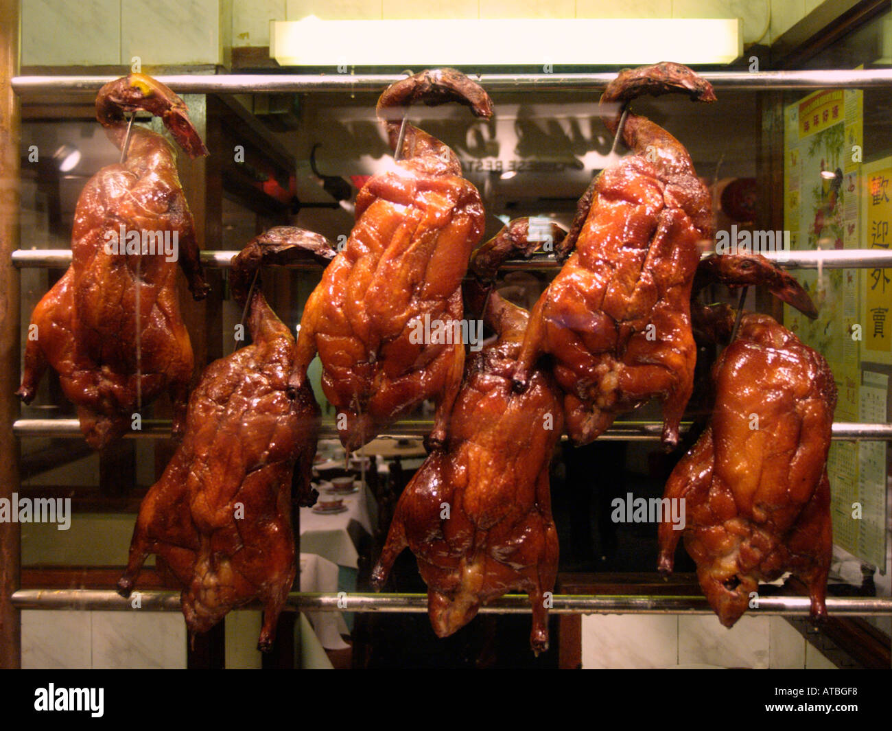 Six canards Pékin Pékin dans la fenêtre d'un restaurant chinatown Gerrard Street Soho London UK Banque D'Images