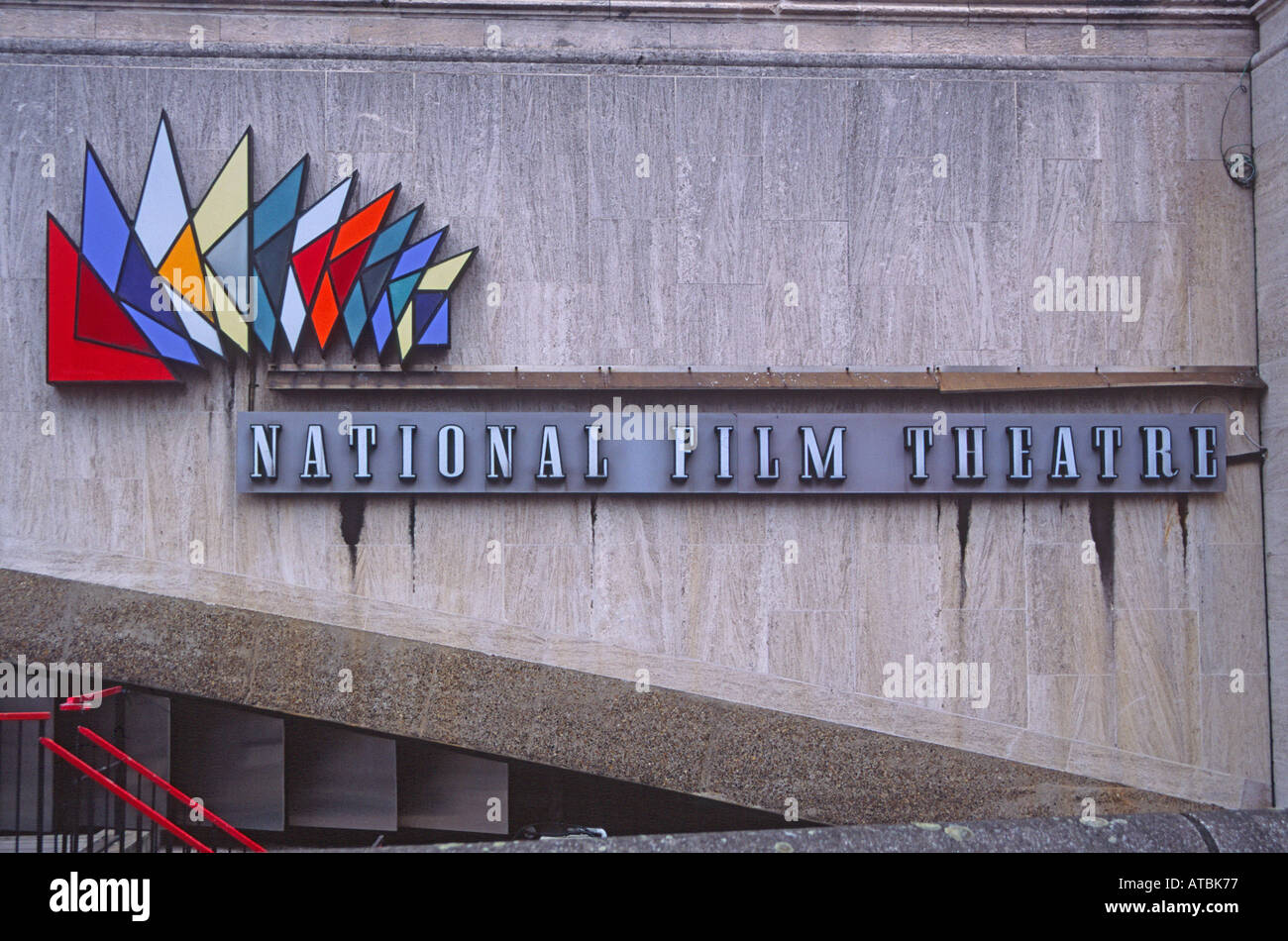 National Film Theatre logo et signe sur mur de béton London England Banque D'Images