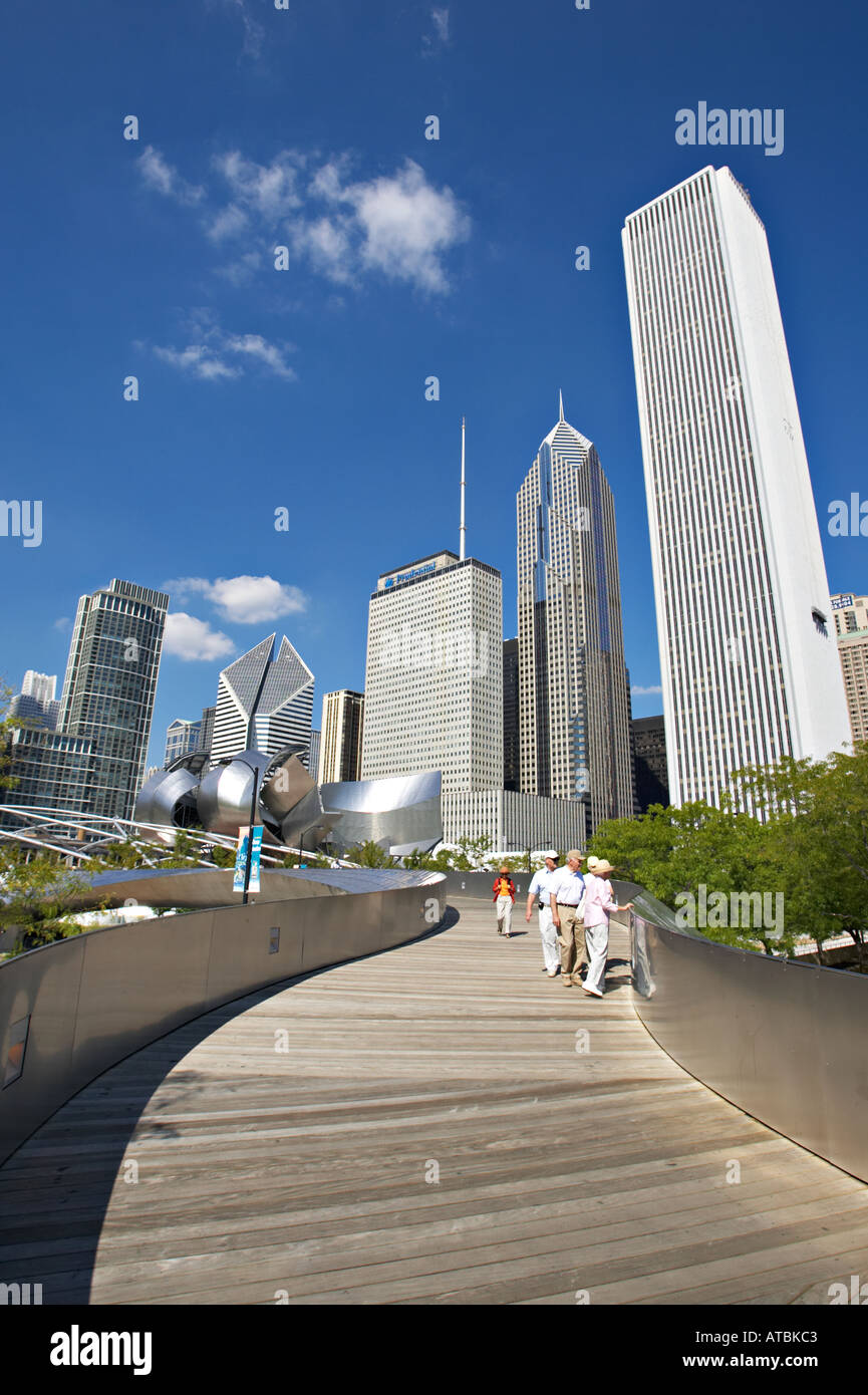 Parcs Chicago Illinois BP Amoco Bridge panneaux Acier inoxydable avec ville en arrière-plan les gens marchent sur le pont Banque D'Images