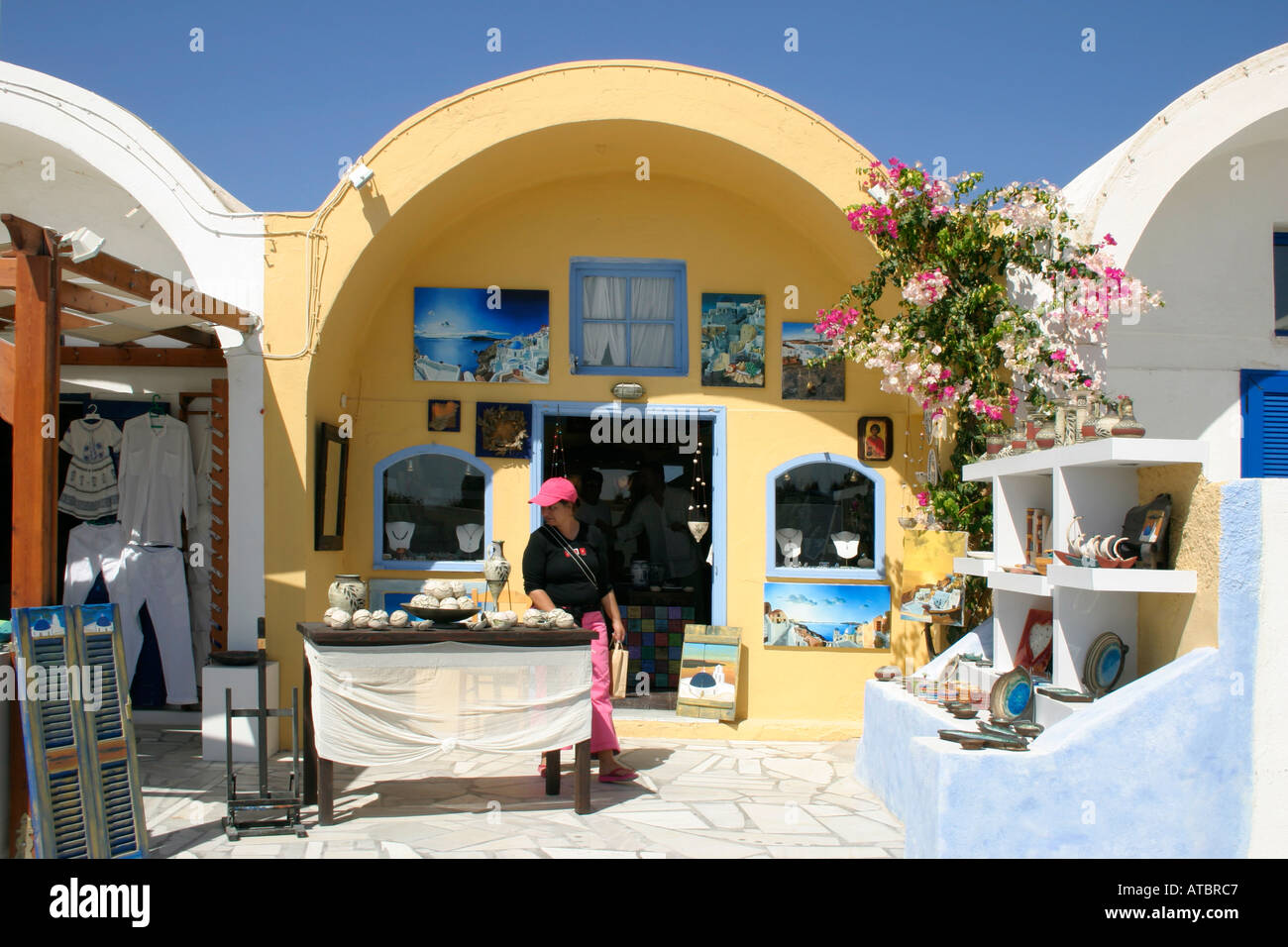 Boutique d'art et d'artisanat à Oia, Santorin, Grèce. Banque D'Images