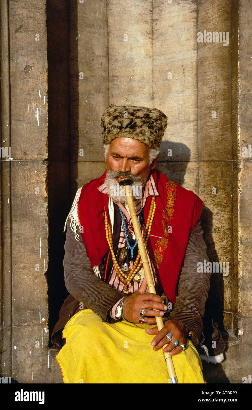 Un Turc barbu homme vêtu de vêtements traditionnels de la lecture d'un ney  flûte Ottoman dans les motifs de la Mosquée Bleue à Istanbul Photo Stock -  Alamy