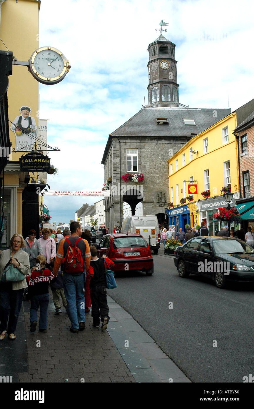 La grande rue avec Tholsel (Mairie) Kilkenny Irlande Banque D'Images