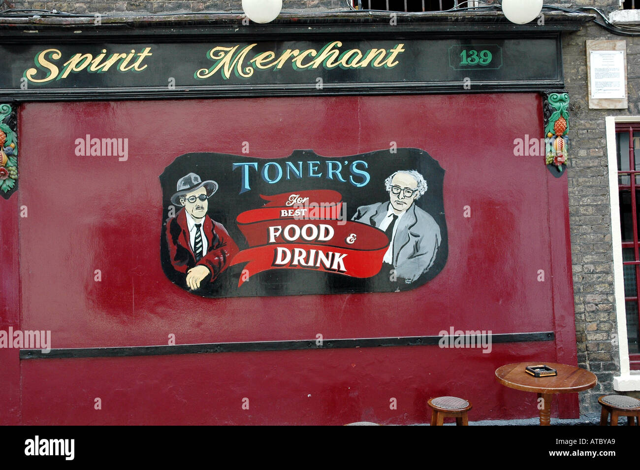Une murale avec poète Patrick Kavanagh et l'écrivain James Joyce pub Toners sur Merrion Row Dublin Ireland Banque D'Images