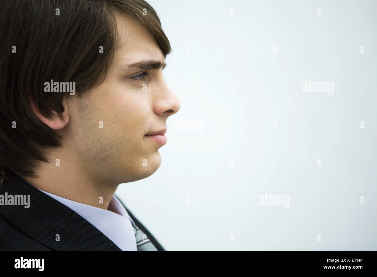 Jeune homme à l'écart, profil, portrait Banque D'Images