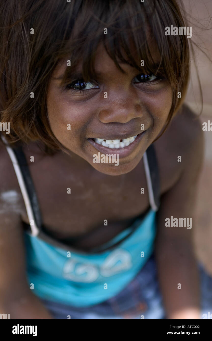 Une jeune fille autochtone de l'Manyalluluk communauté près de Pine Creek, l'outback du Territoire du Nord de l'Australie Banque D'Images