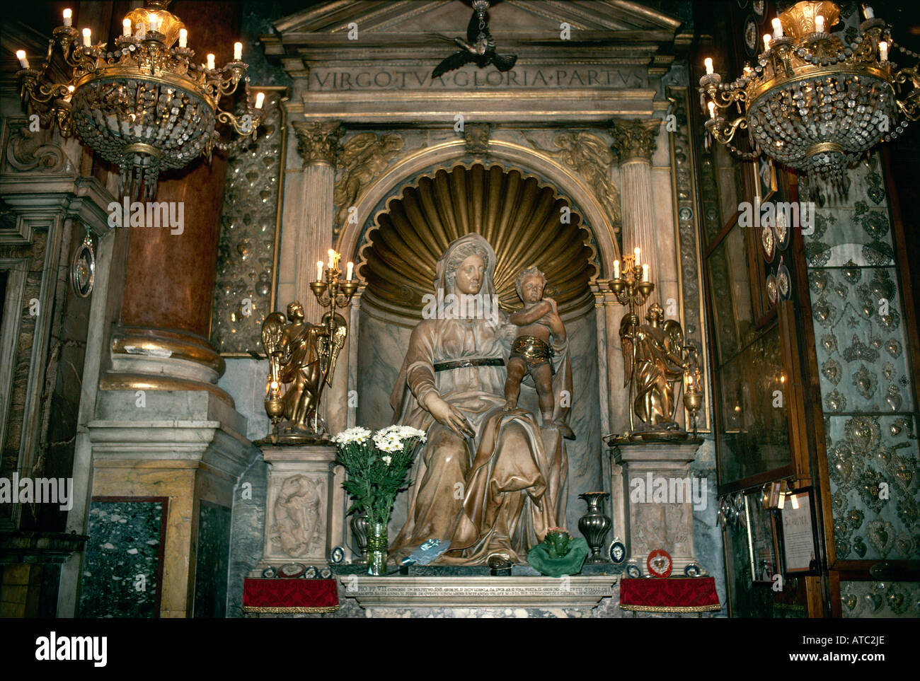 La Madonna del Parto dans l'église de Sant Agostino une statue de Jacopo Sansovino, qui a été achevé en 1521 et qui est plus vénérée par les femmes enceintes à la recherche d'un coffre-fort et du travail par les couples désirant un enfant Banque D'Images